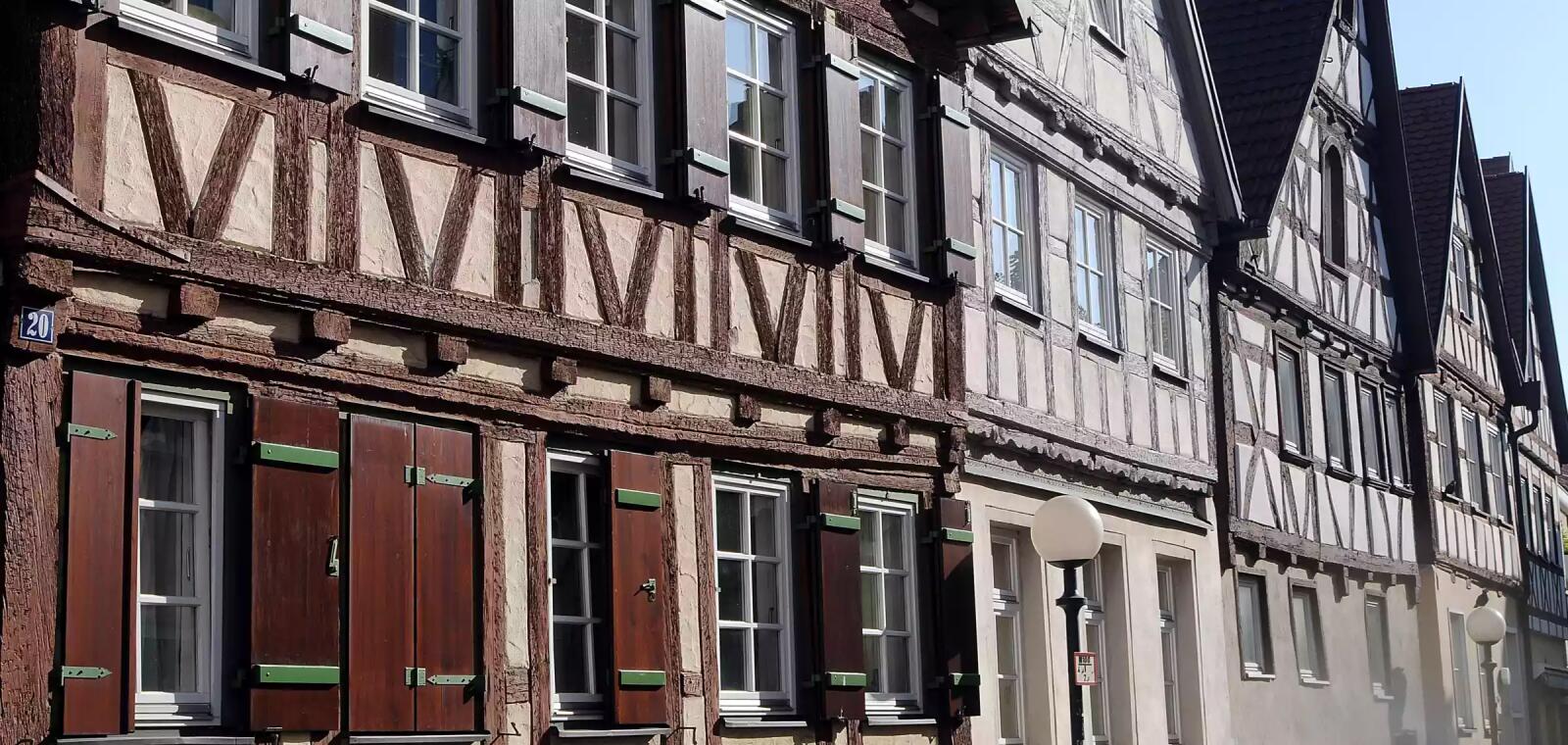 Foto von vier historischen Altstadthäusern in Aalen.